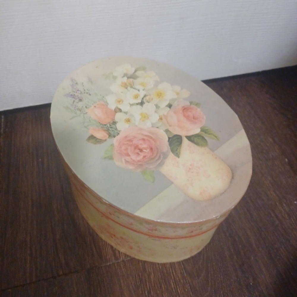 Vintage antique victorian mini floral box like new